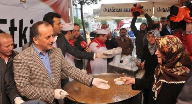 Aşure kazanı Bağcılar Meydanı’nda kaynadı