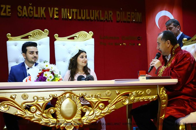 BAĞCILAR’DA 10’AR DAKİKA ARAYLA 50 ÇİFTİN NİKAHI KIYILDI