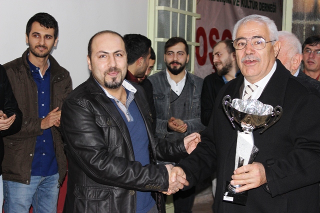 Karder dernek merkezinde aşure dağittı.