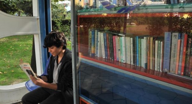 Otobüs durağında kütüphane
